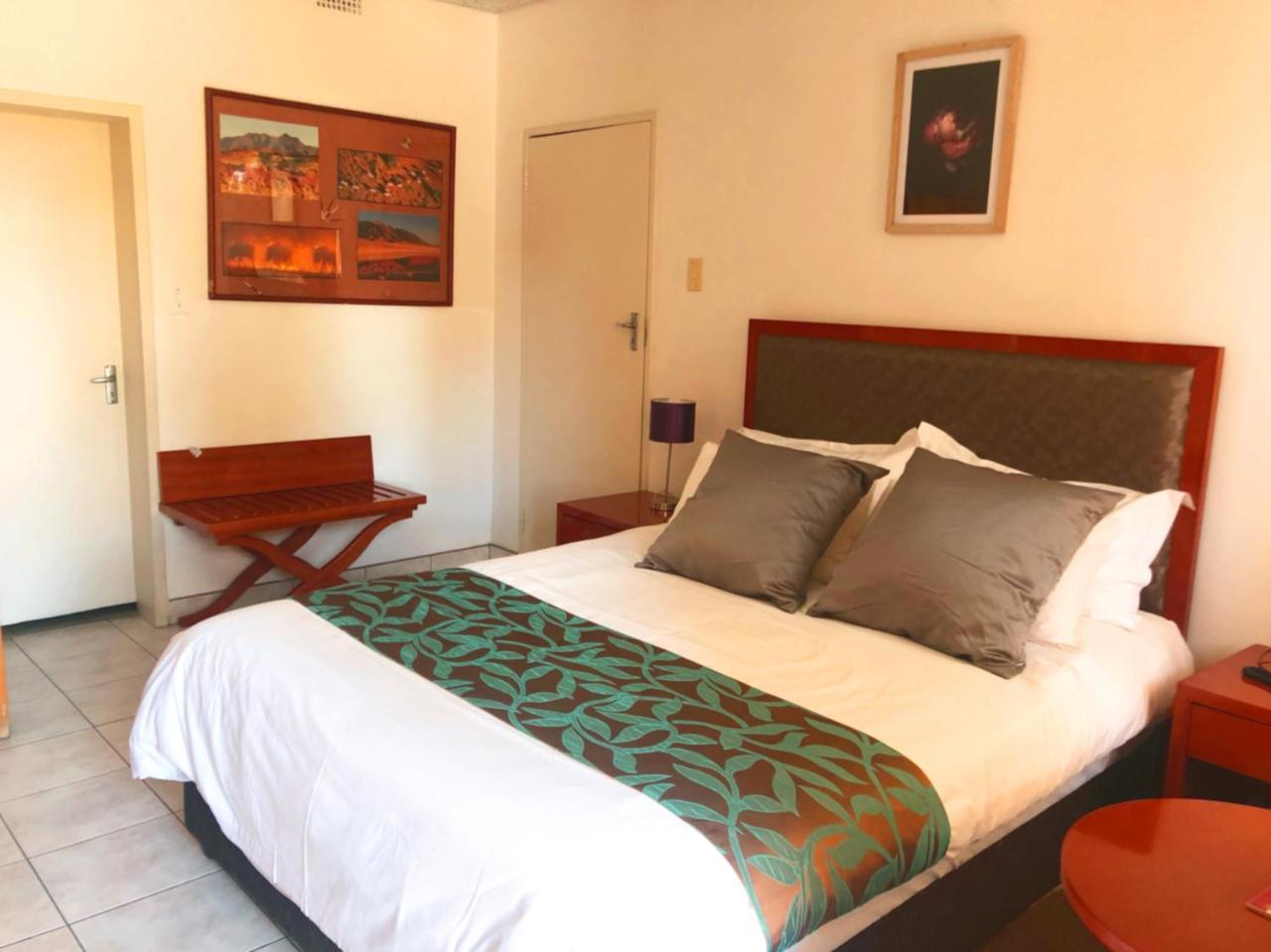 Hotel Pension Steiner Windhoek Ngoại thất bức ảnh