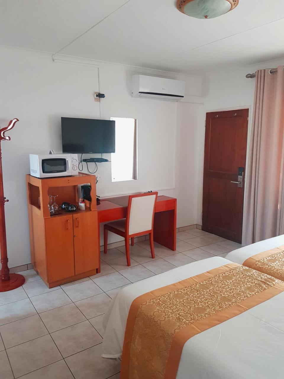 Hotel Pension Steiner Windhoek Ngoại thất bức ảnh