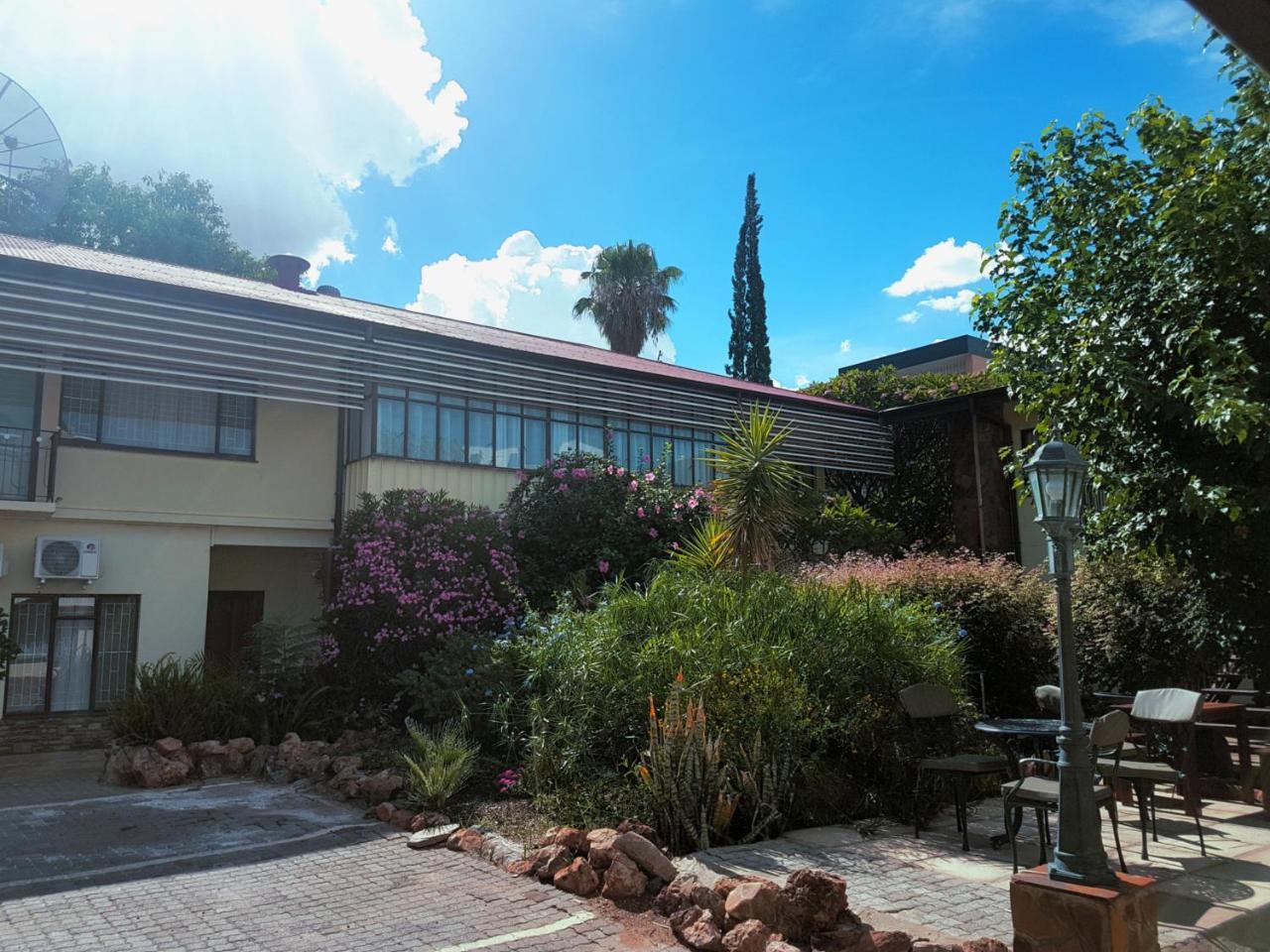 Hotel Pension Steiner Windhoek Ngoại thất bức ảnh