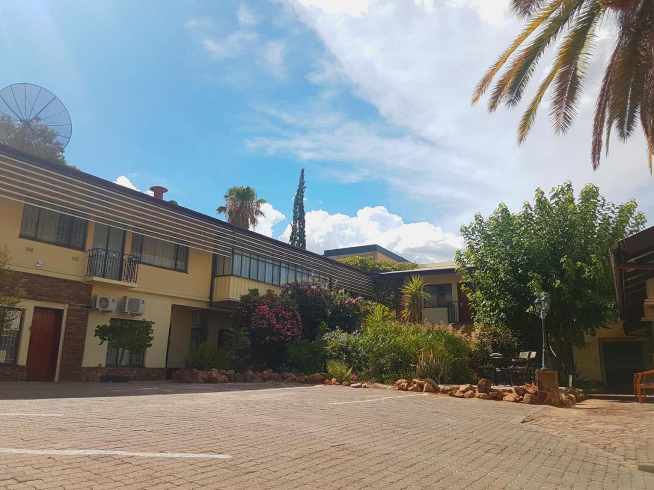Hotel Pension Steiner Windhoek Ngoại thất bức ảnh