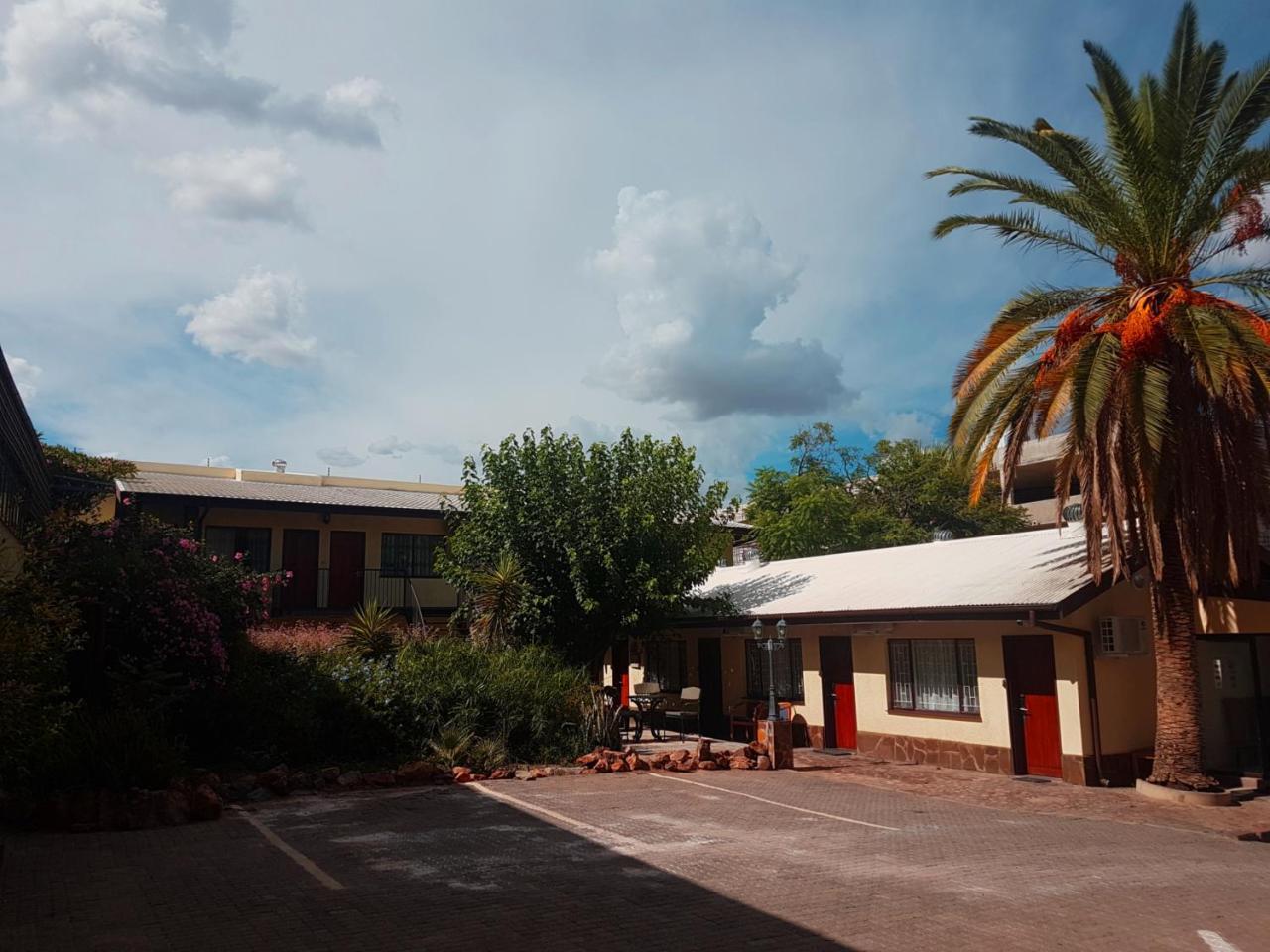 Hotel Pension Steiner Windhoek Ngoại thất bức ảnh